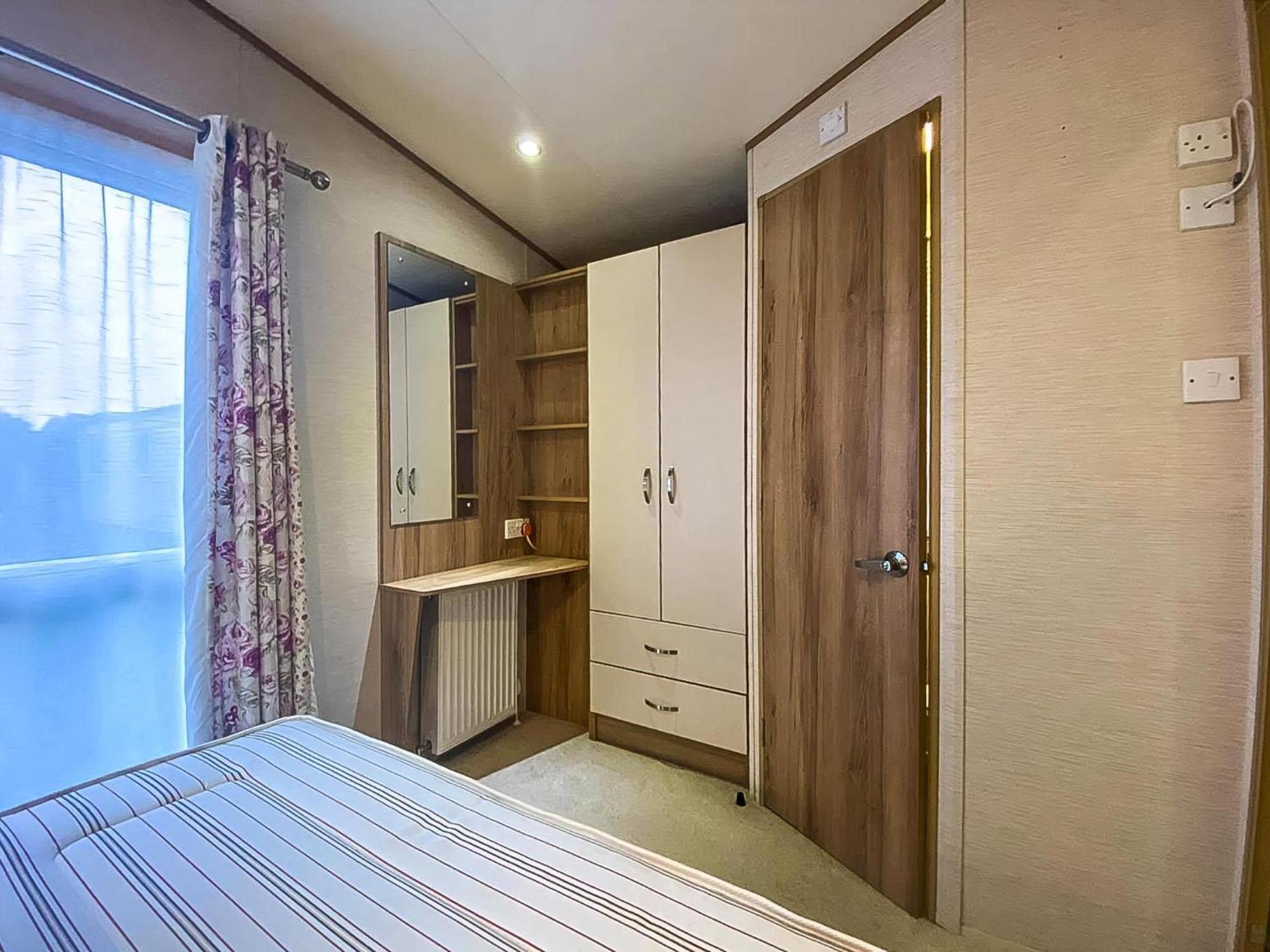 Lovely 6 Berth Caravan With Decking And Wifi In Kent, Ref 47017C Hotel Whitstable Eksteriør billede
