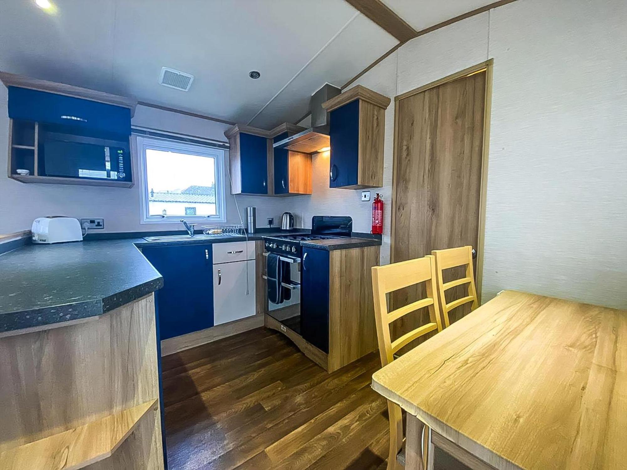 Lovely 6 Berth Caravan With Decking And Wifi In Kent, Ref 47017C Hotel Whitstable Eksteriør billede