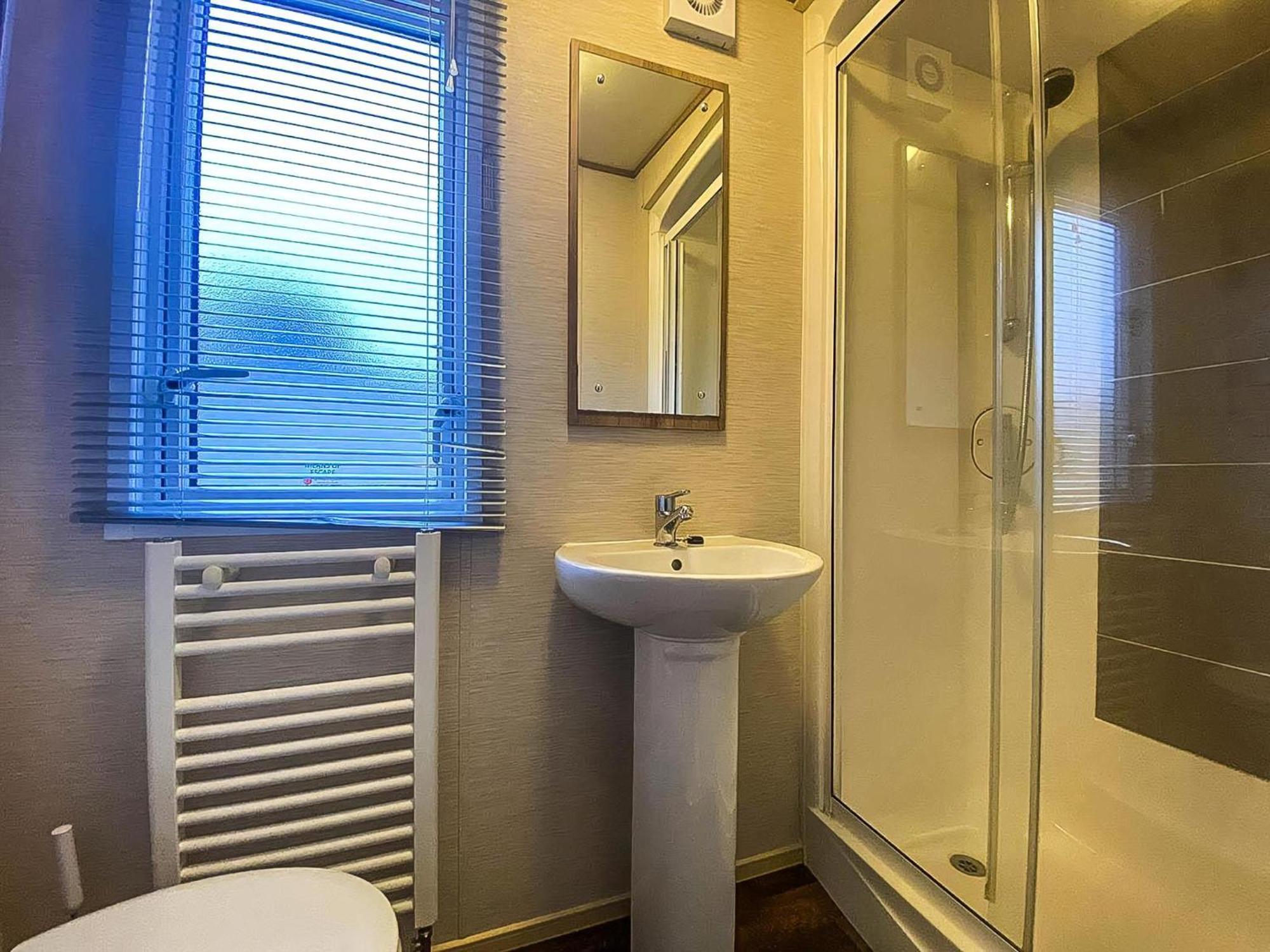 Lovely 6 Berth Caravan With Decking And Wifi In Kent, Ref 47017C Hotel Whitstable Eksteriør billede