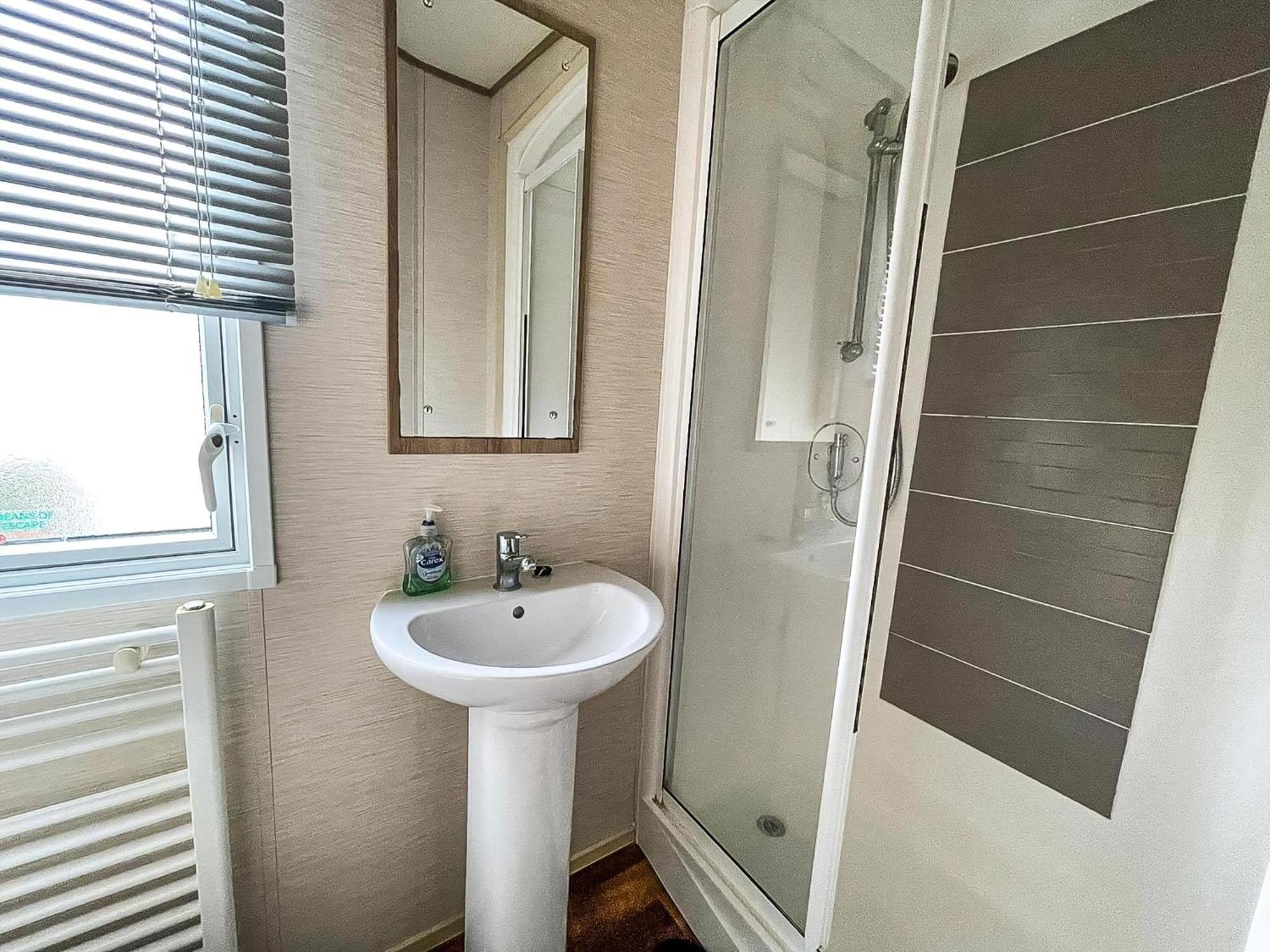 Lovely 6 Berth Caravan With Decking And Wifi In Kent, Ref 47017C Hotel Whitstable Eksteriør billede