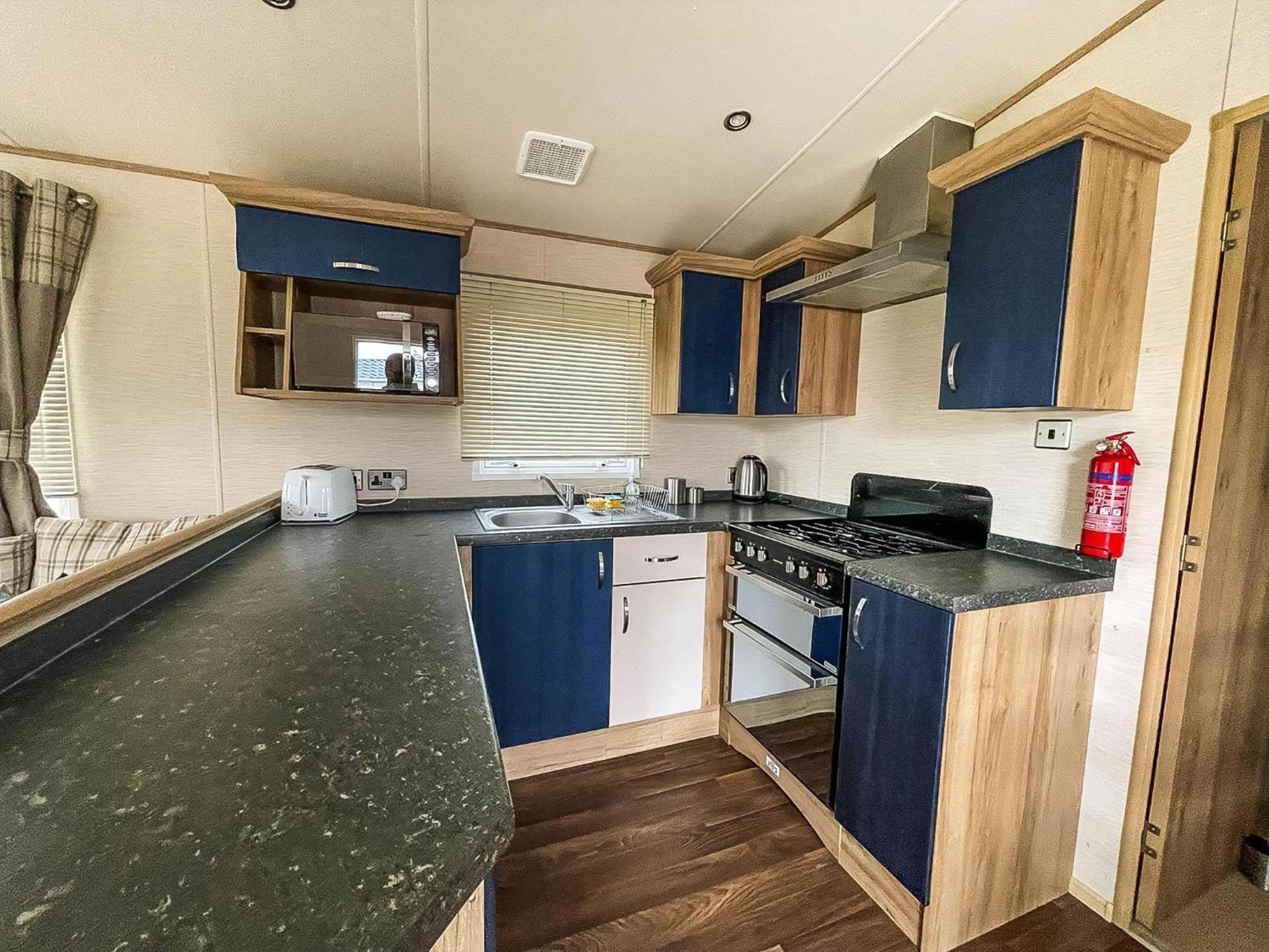 Lovely 6 Berth Caravan With Decking And Wifi In Kent, Ref 47017C Hotel Whitstable Eksteriør billede